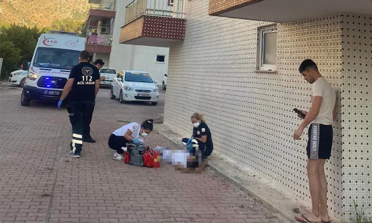 Antalya’da çatıdan balkona atlarken, düşüp öldü