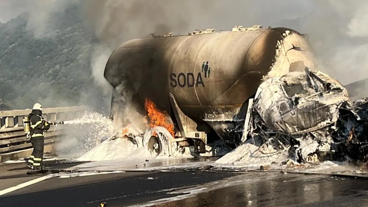 Bolu'da seyir halindeki tanker ve tır çarpıştı: Araçlar alev alev yandı