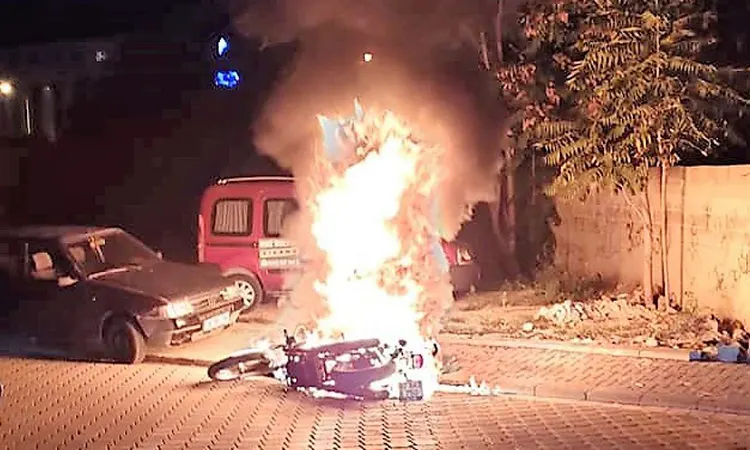 Denizli'de seyir halindeki motosiklet yandı