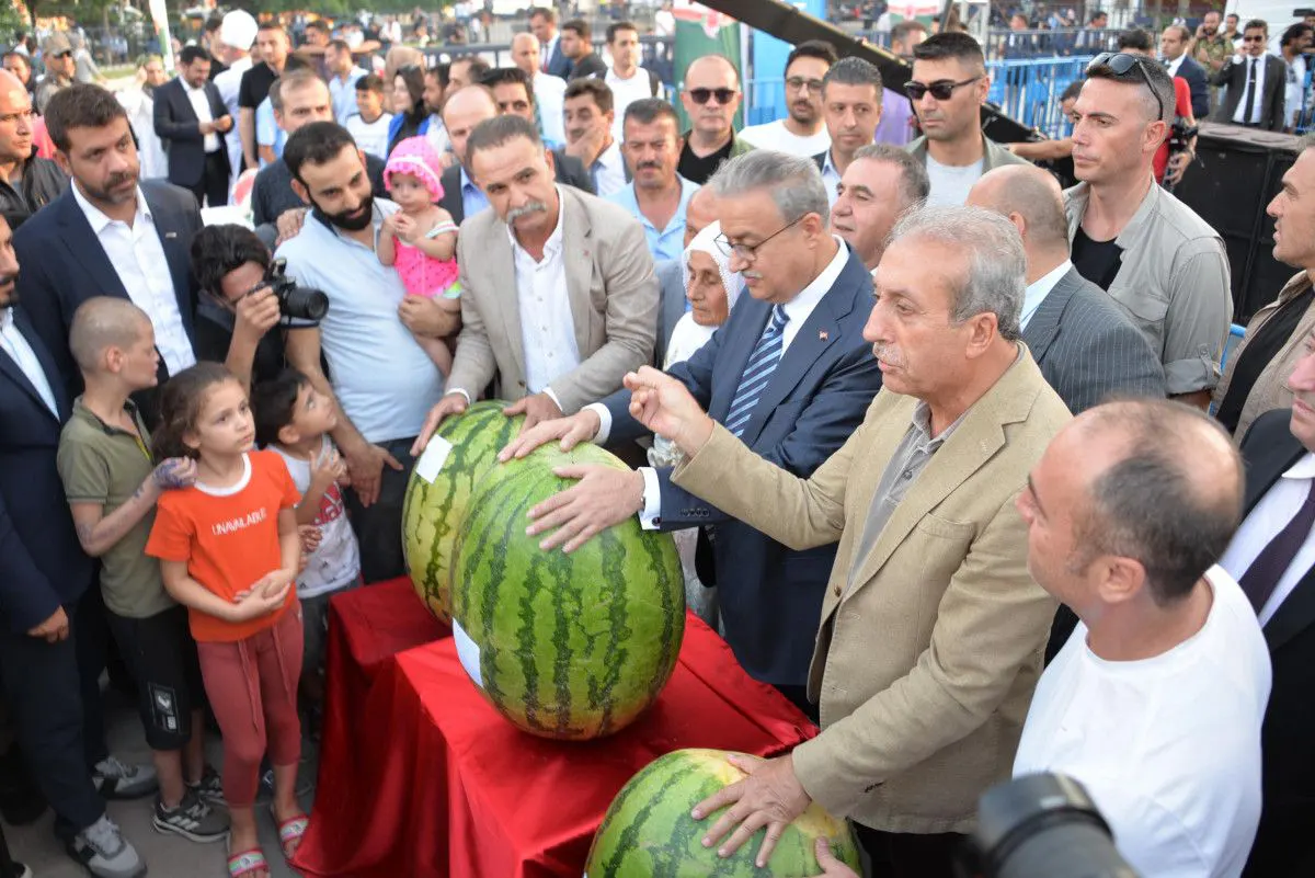 Diyarbakır'da 51 kilo 400 gram ağırlığındaki karpuz festivalin birincisi oldu
