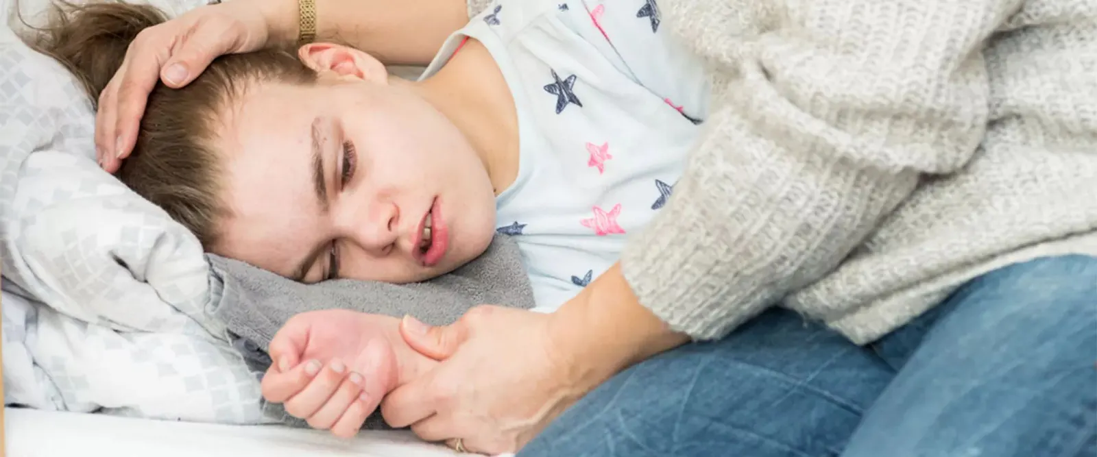 Epilepsi Hastalığı nedir? Epilepsi hastalığının nedenleri nelerdir? Epilepsi hastalığının belirtileri nelerdir? Epilepsi hastalığı ölümcül müdür? Epilepsi hastalığının tedavisi nedir? Epilepsi nöbeti geçiren kişiye nasıl yaklaşılmalıdır?