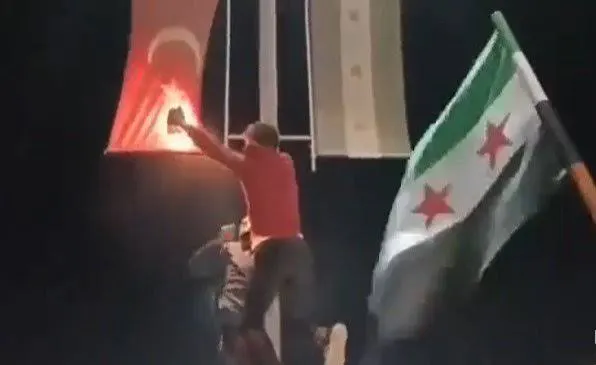 Esed' tekrar 'Esad' oldu: Suriyeli muhalifler Türk bayrağı yakarak protesto etti
