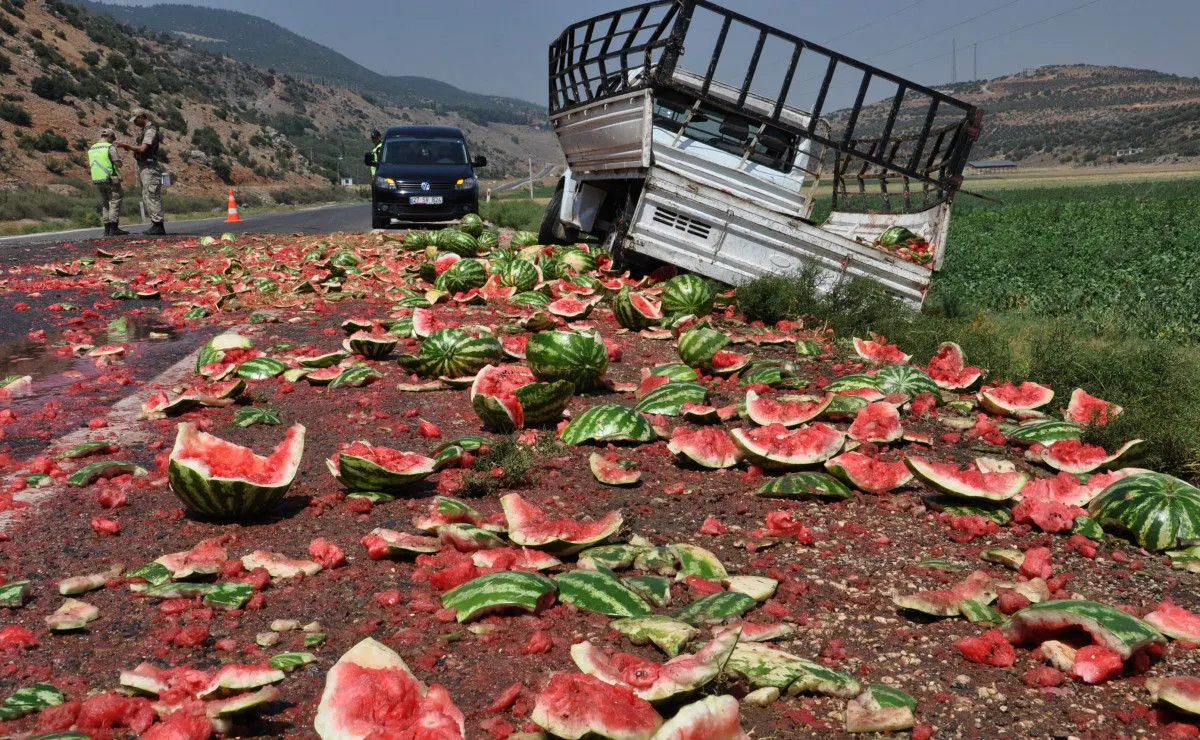 Gaziantep'te lastiği patlayan kamyonetteki 3 ton karpuz yola döküldü