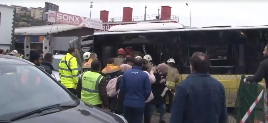 İstanbul'da Tramvay İETT Otobüsüyle Çarpıştı