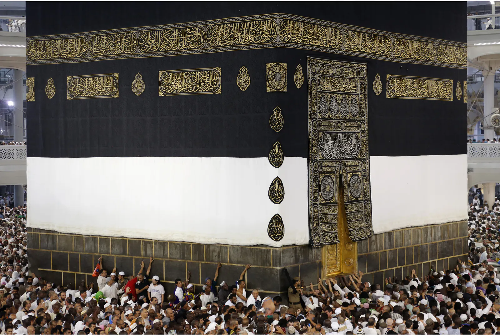 Kabe'de skandal görüntüler...