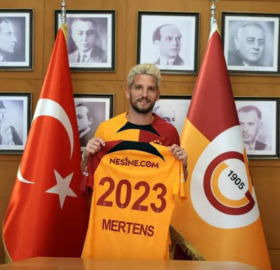 Mertens'in forma numarasını taraftarlar seçecek.