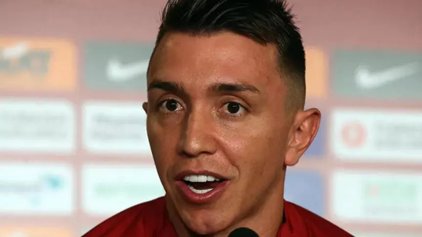 Muslera kaleyi devrediyor