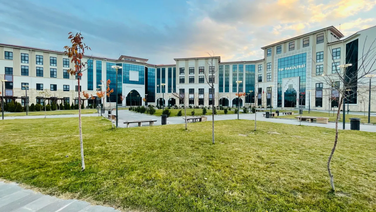 NİĞDE ÜNİVERSİTELERİ YKS TABAN PUANLARI VE ÖSYM BÖLÜMLER LİSTESİ 2026 || YKS 150, 160, 170, 180, 190, 200, 210, 220, 230, 240, 250, 260, 270, 280, 290, 300, 310, 320, 330, 340, 350, 360, 370, 380, 390, 400 puanla Niğde'de nereye, 2 ve 4 yıllık hangi bölümlere gidilir? TYT, AYT Niğde devlet üniversiteleri listesi