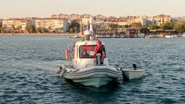 Silivri'de denizde kaybolan genç sürüklenen teknesinde bulundu
