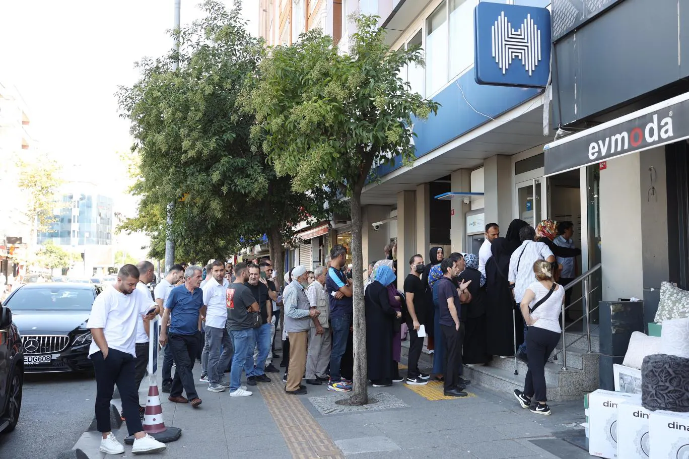 Sosyal konut başvuruları, bankalarda kuyruk oluşurdu