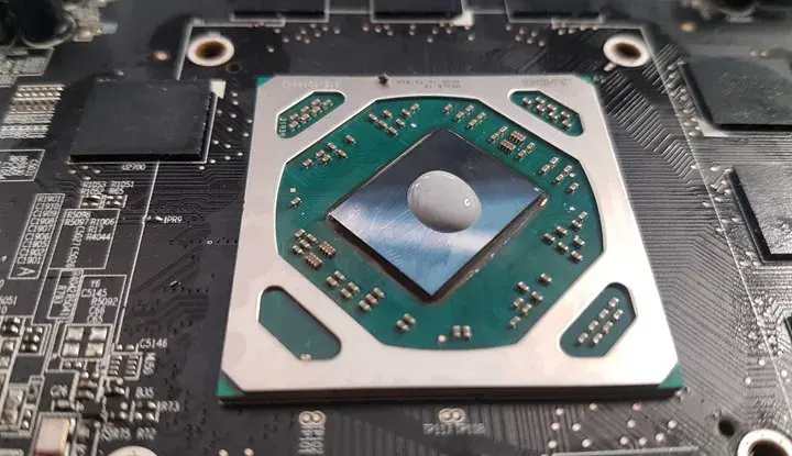 Termal macunu düz bir çizgide sürmek GPU sıcaklığını daha çok düşürüyor