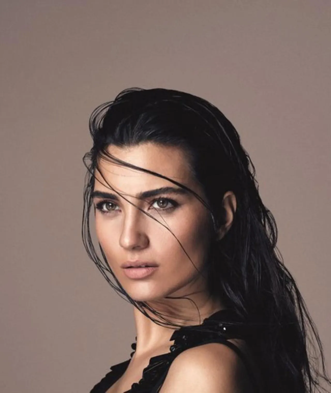 Tuba Büyüküstün ikiz kızlarıyla Türkiye'den ayrıldı!Paris'e giden oyuncu, kızlarıyla birlikte Paris'e yerleşti.