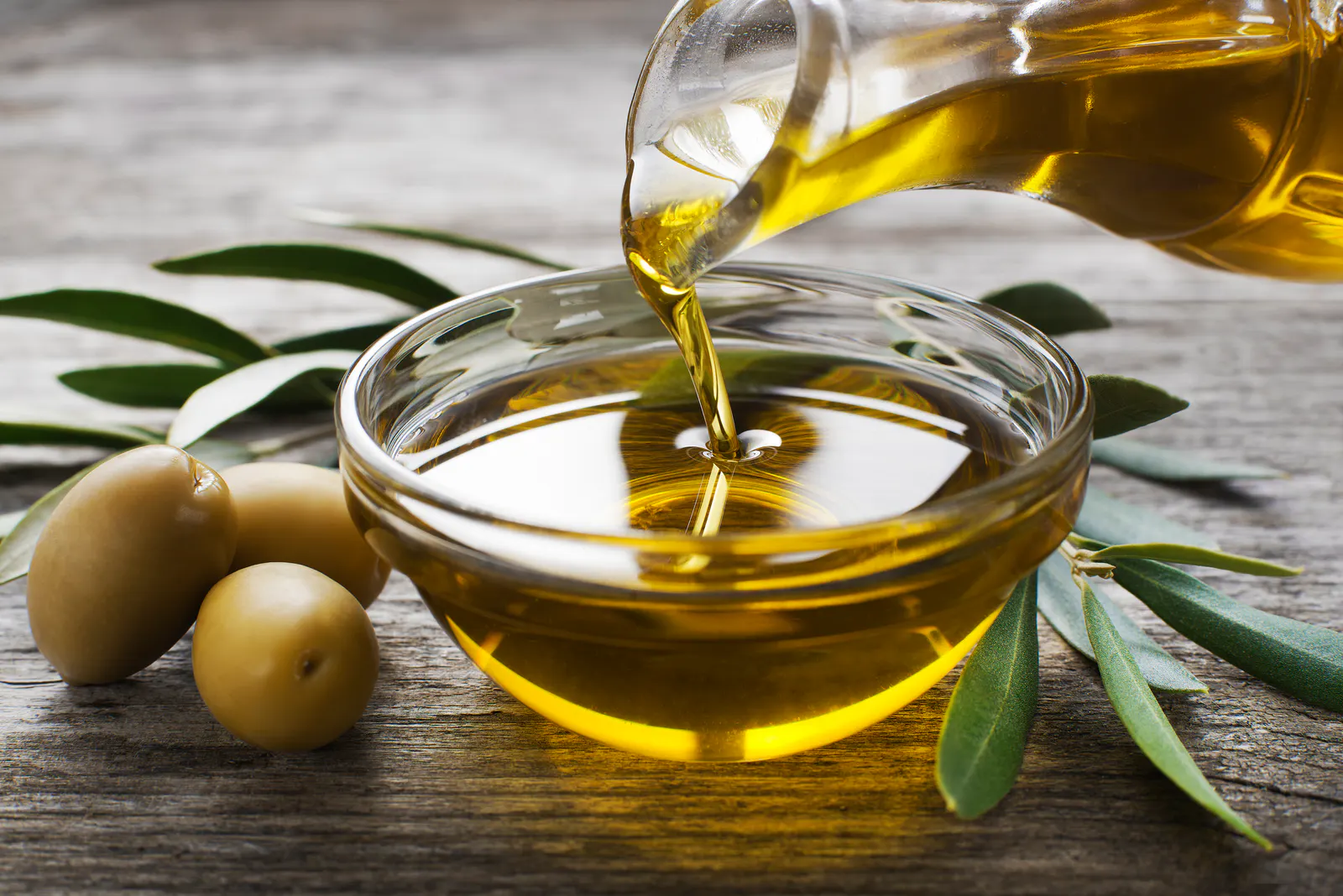 Zeytinyağının Cilde Faydaları Nelerdir? Zeytinyağının Cilde Zararı Var Mıdır? Zeytinyağı İçilir Mi?