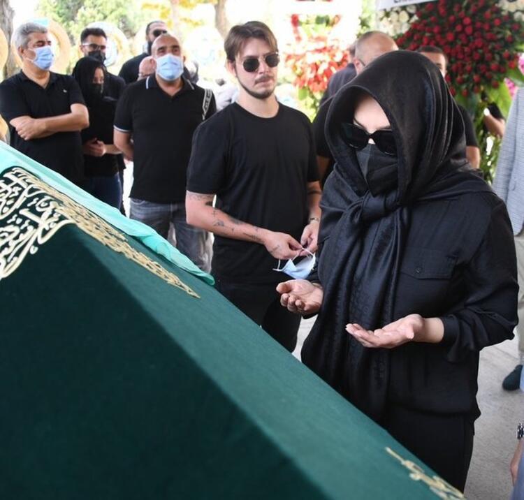 Ebru Gündeş'in zor gününde Funda Arar'dan destek