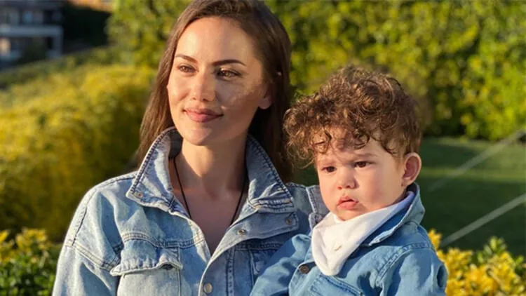 3,5 aylık hamile Fahriye Evcen ve oğlu Karan, koronavirüse yakalandı