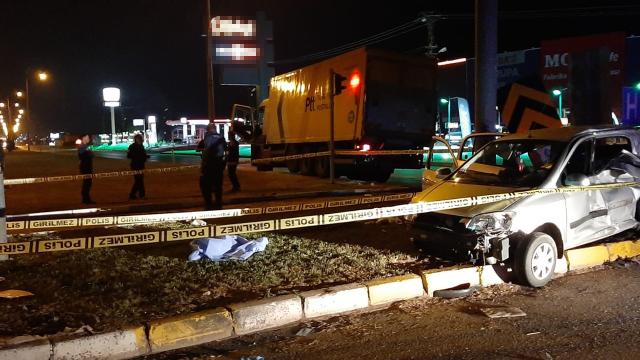 Çorum'da kamyon ile otomobil çarpıştı: Anne ve bebeği hayatını kaybetti