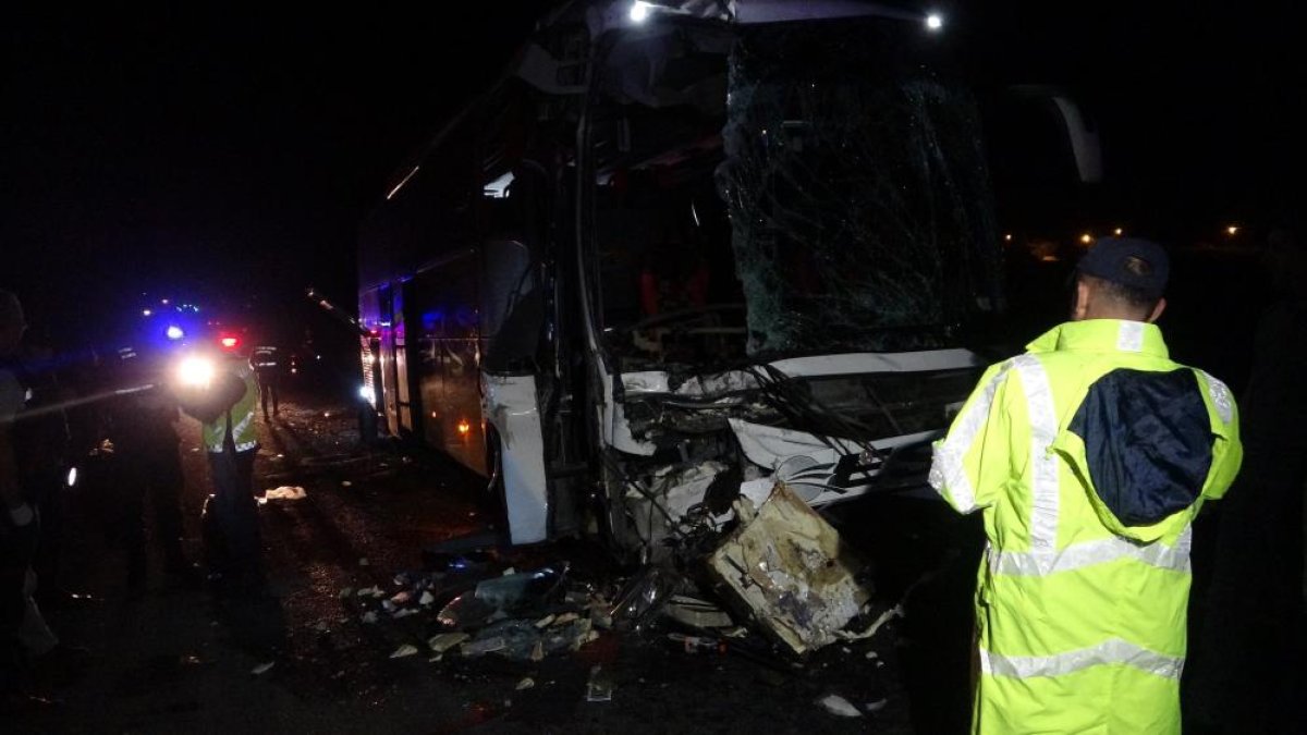  Uşak'ta tıra çarpan otobüsdeki 43 kişi yaralanırken muavin öldü