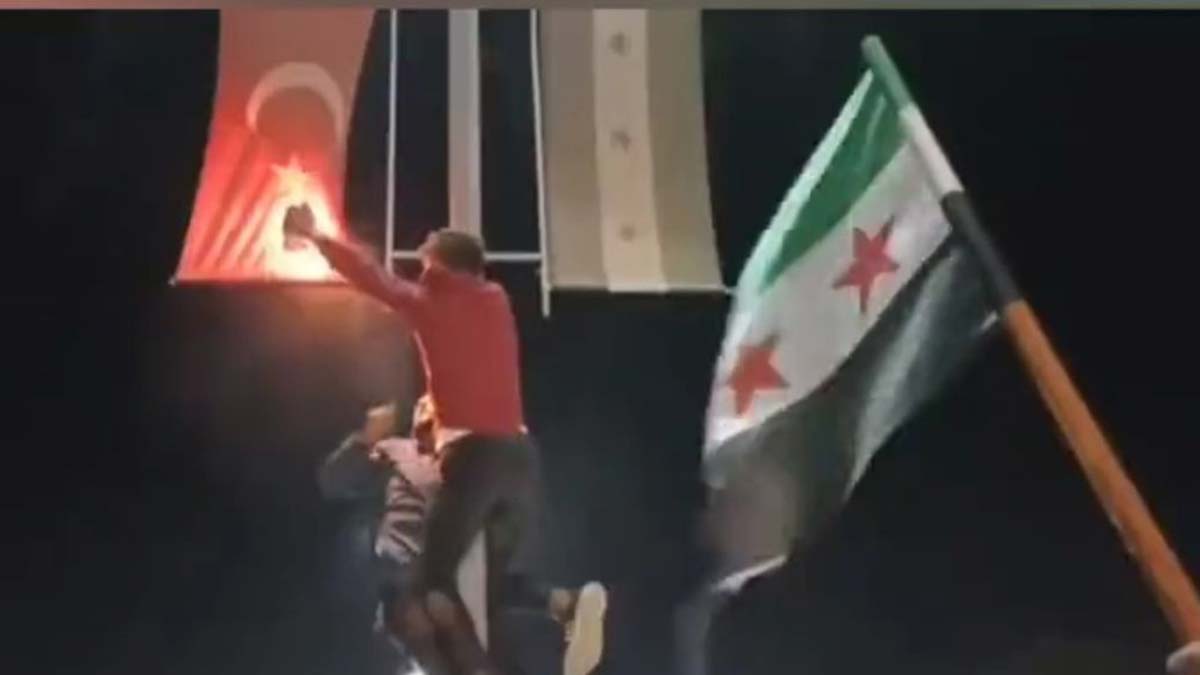 Azez'de Türk bayrağı yakan 2 kişi yakalandı