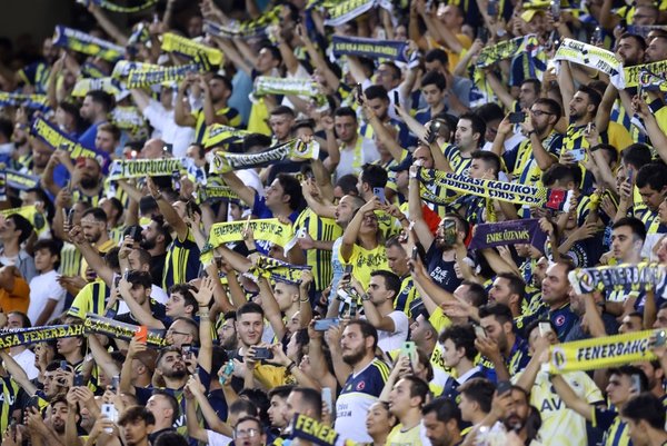 Fenerbahçe taraftarı imam hatiplilere hakaret eden Gülşen'e arka çıktı.