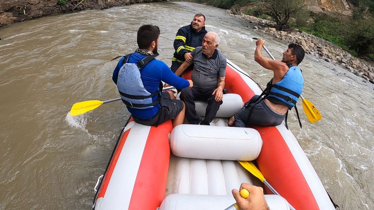 Düzce'de otomobil çay yatağına yuvarlandı, sürücüyü raftingciler kurtardı