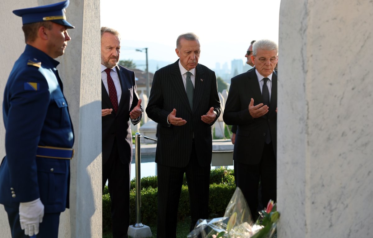  Cumhurbaşkanı Erdoğan'dan, Aliya İzzetbegoviç'in mezarına ziyaret