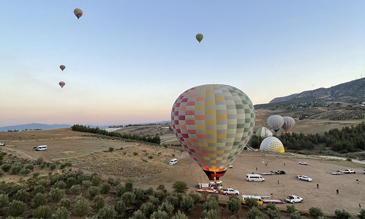 Pamukkale'ye gelen 91 bin kişi şehri balondan izledi