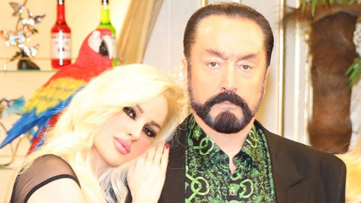 Adnan Oktar davası: Sanıklardan biri Oktar'ın saçını kokladı