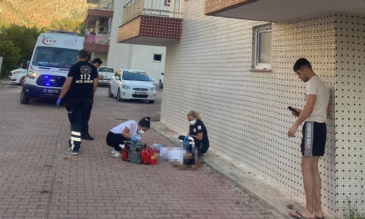 Antalya’da çatıdan balkona atlarken, düşüp öldü