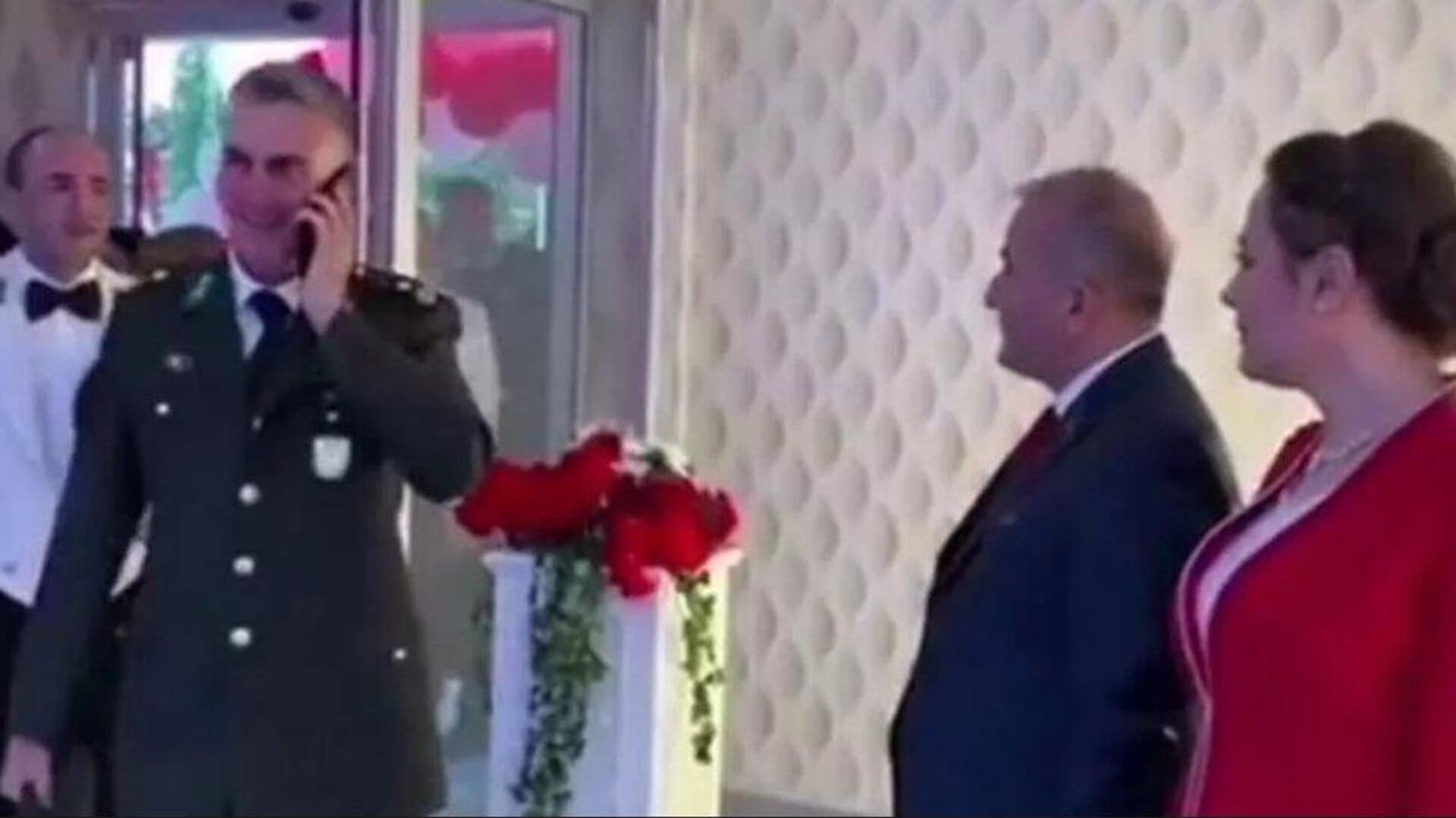 Vali'nin elini sıkmayan subaylar görevden alındı