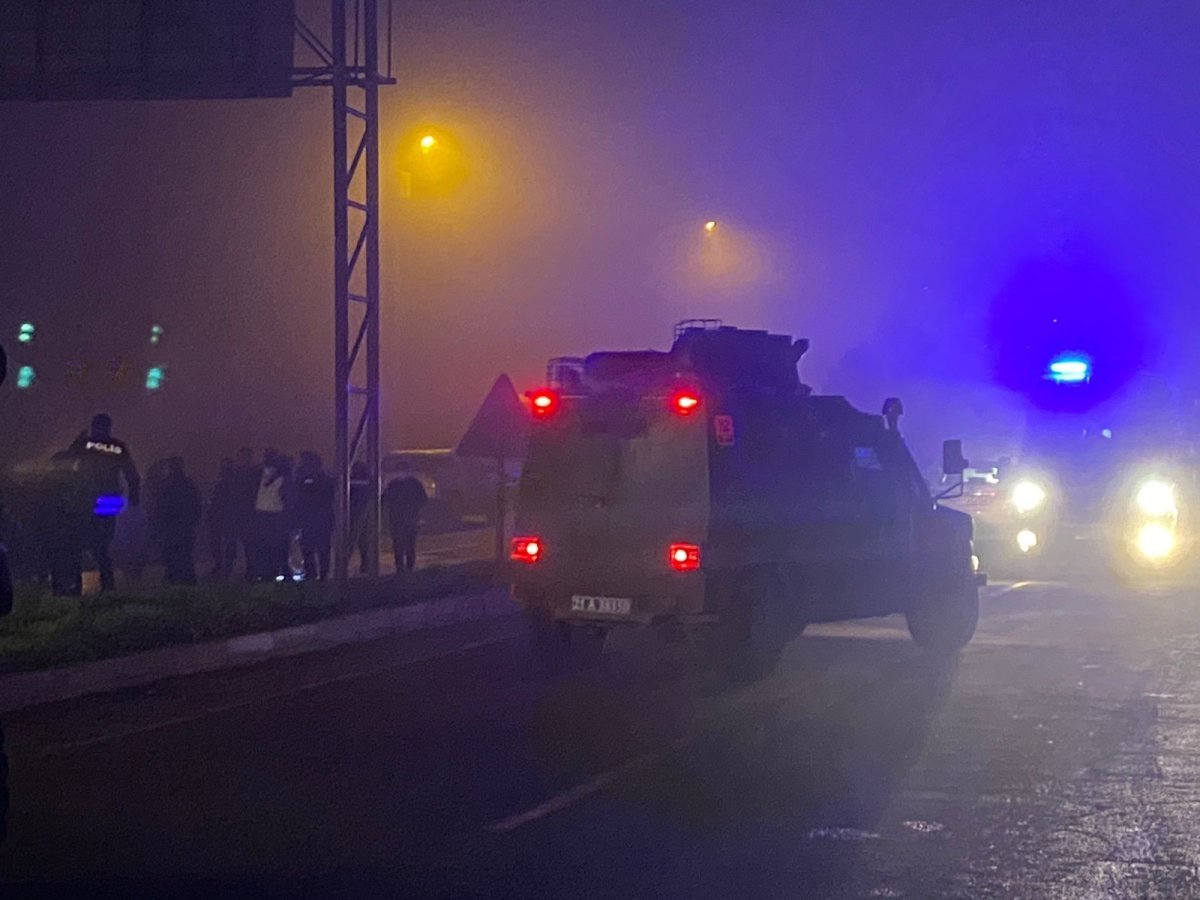 Diyarbakır'da polis servis aracına bombalı saldırı: 1 sivil, 8 polis yaralı