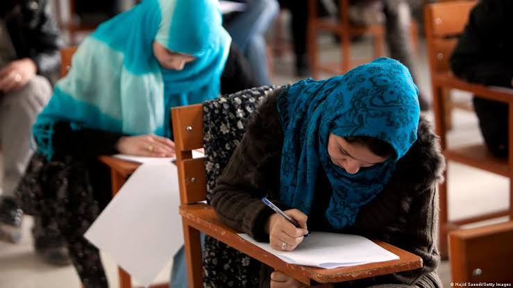 Taliban üniversiteleri kadınlara kapattı