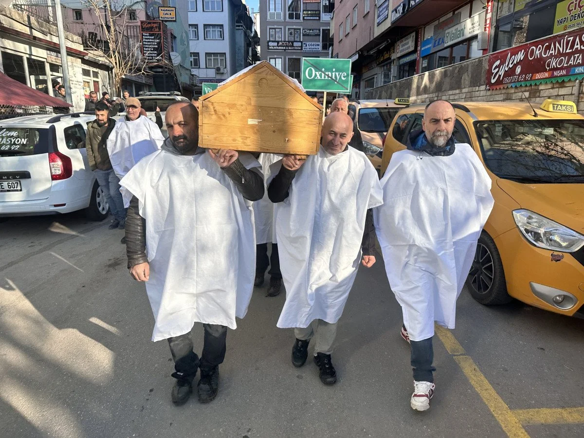 Tunceli'de kefenli tabutlu protesto