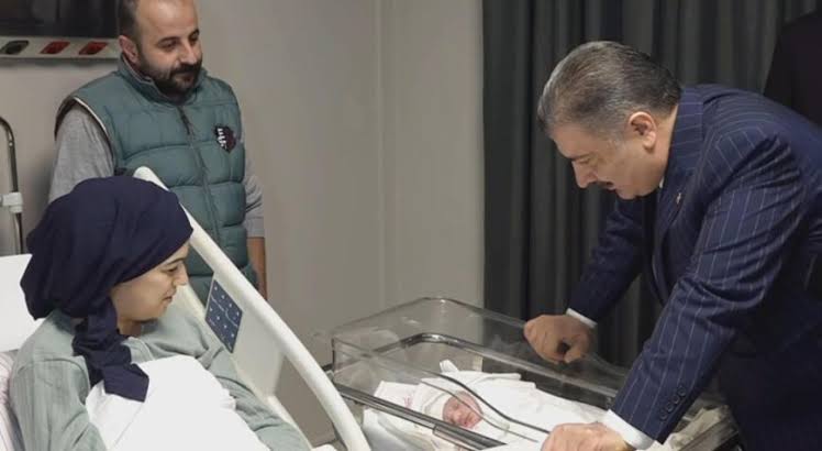 2023'ün ilk bebekleri dünyaya geldi! Bakan Koca ziyaret etti
