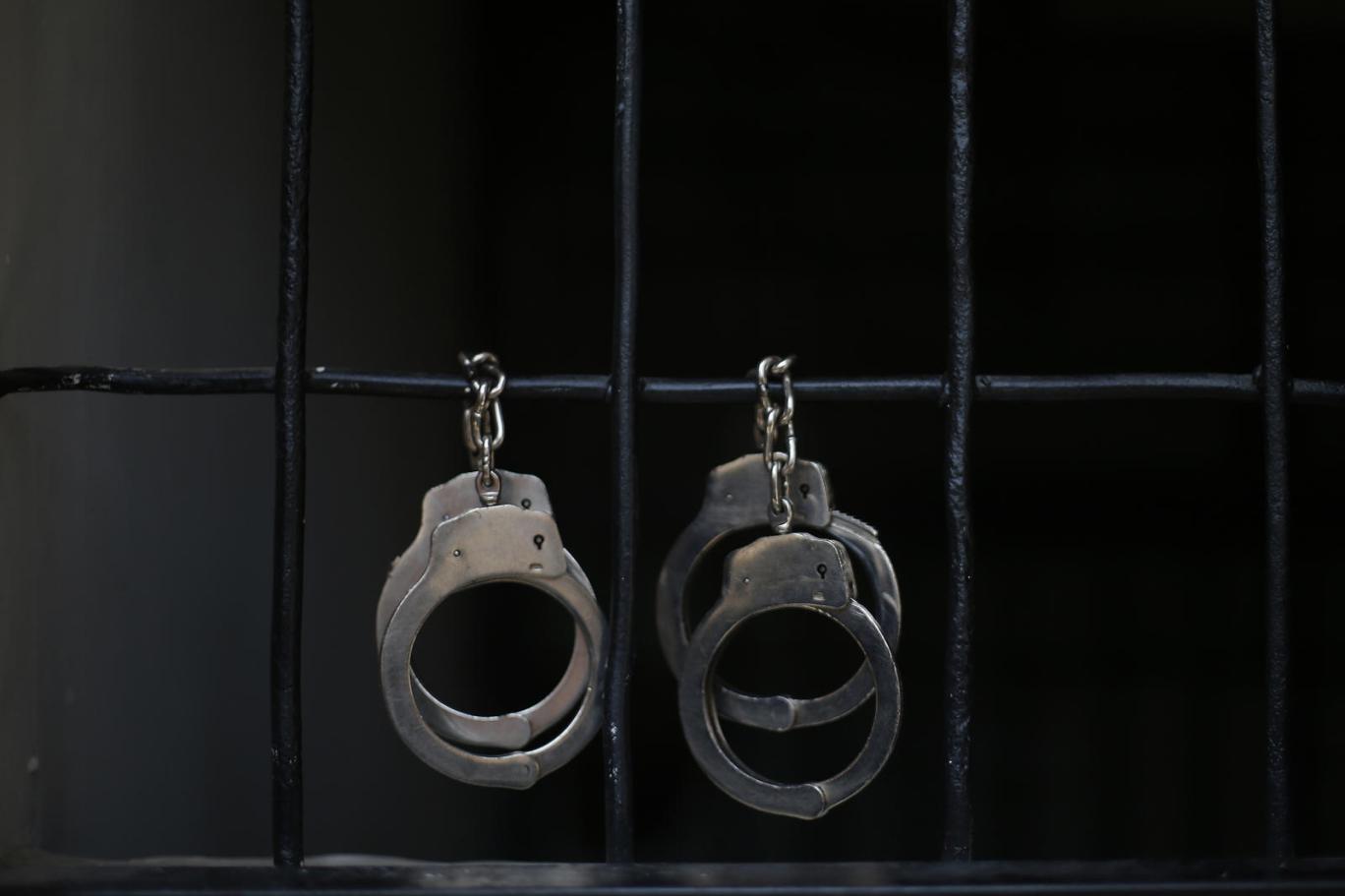 Eve giren hırsızlar eşyaları taşımak için polisi aradı