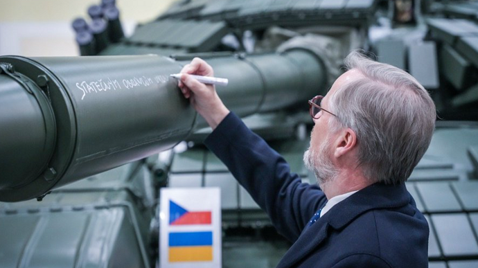 Çekya Başbakanı Ukrayna'ya verilecek T-72 tankına bizzat imza attı