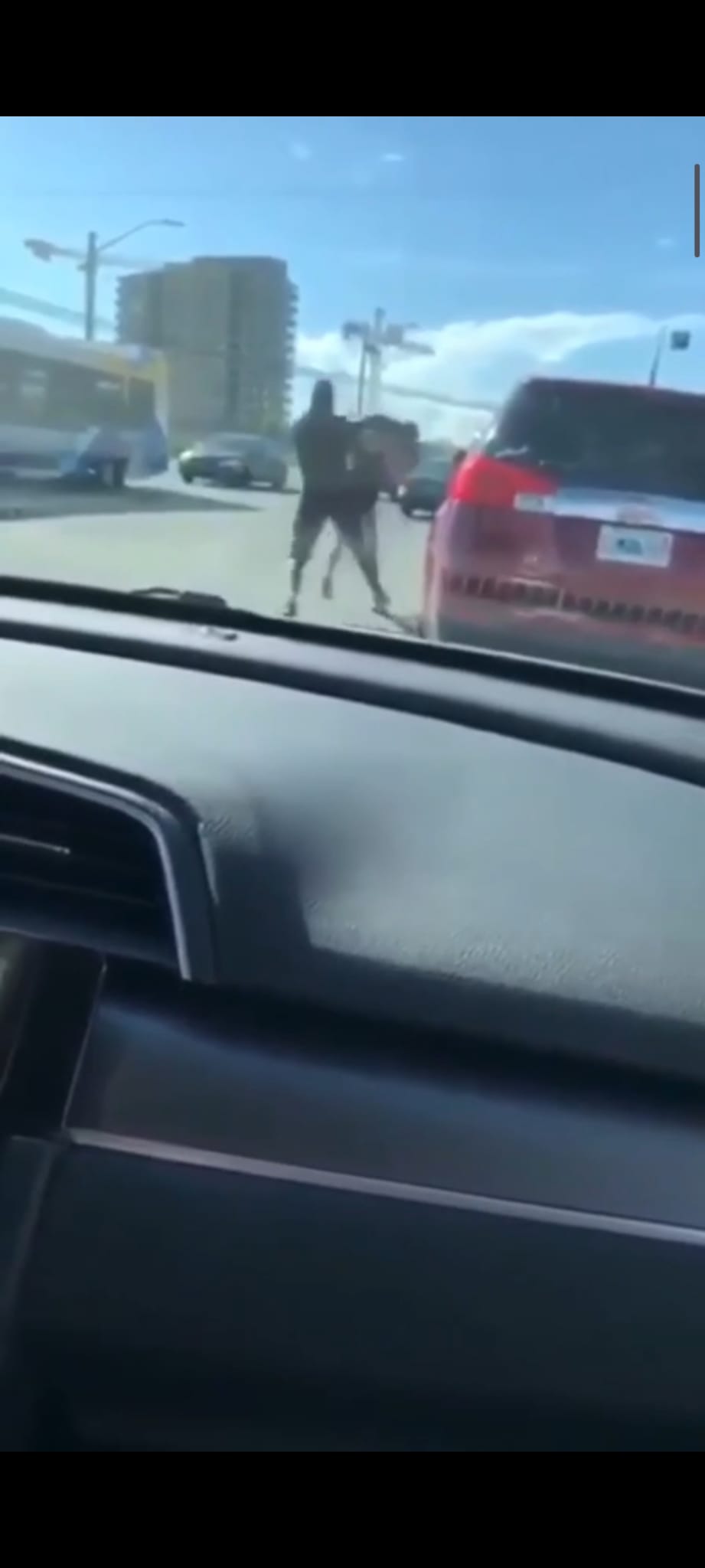 Kavgada sopa değil, köpeğini kullandı