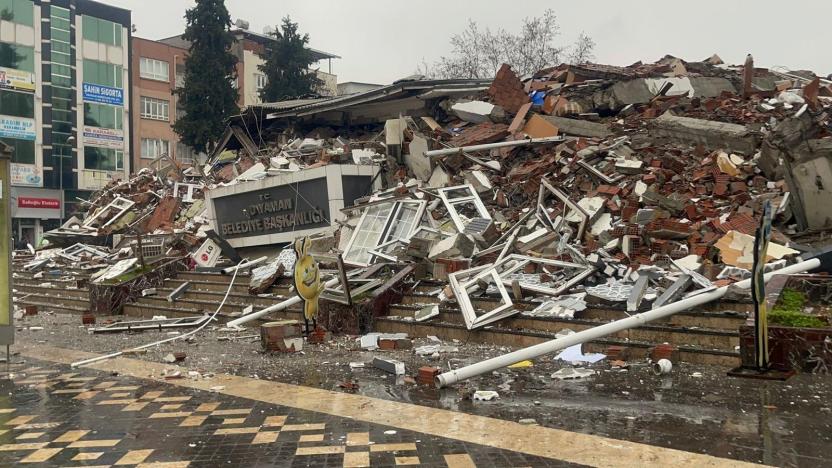 4 ilde Okullar 2 hatfa tatil edildi. Birçok ilde de 1 hafta tatil edildi. Adıyaman belediye binası yıkıldı.