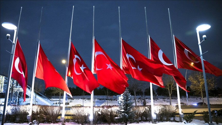  Milli yas ilanının ardından tüm Türkiye'de bayraklar yarıya indirildi
