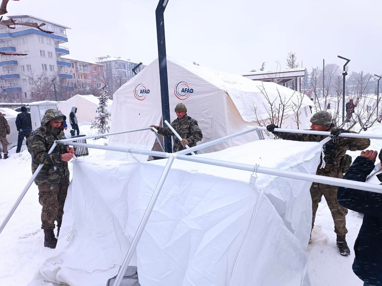 2. Ordu Komutanlığına bağlı tüm komando tugayları, deprem bölgelerine sevk ediliyor.