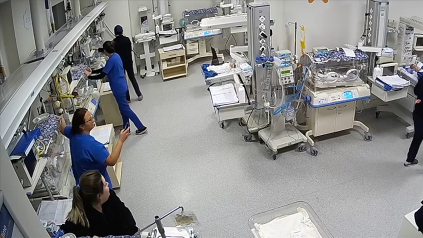 Adana'da hemşirelerin deprem sırasında kuvözdeki bebeklere duyarlılığı kamerada