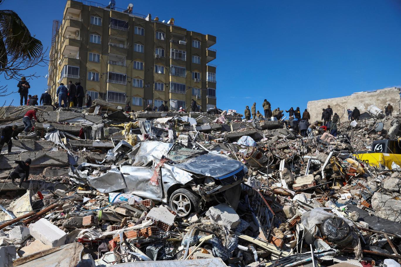 10.000 TL'lik deprem yardımı nasıl alınır 10.000 TL'lik deprem yardım malzemesi ne zaman teslim edilecek?İlk etapta depremzedeler için 10.000 TL'lik yardım parası araştırması hız kazandı. Peki, deprem yardımı ne zaman ve kimlere yapılacak? Detaylar i