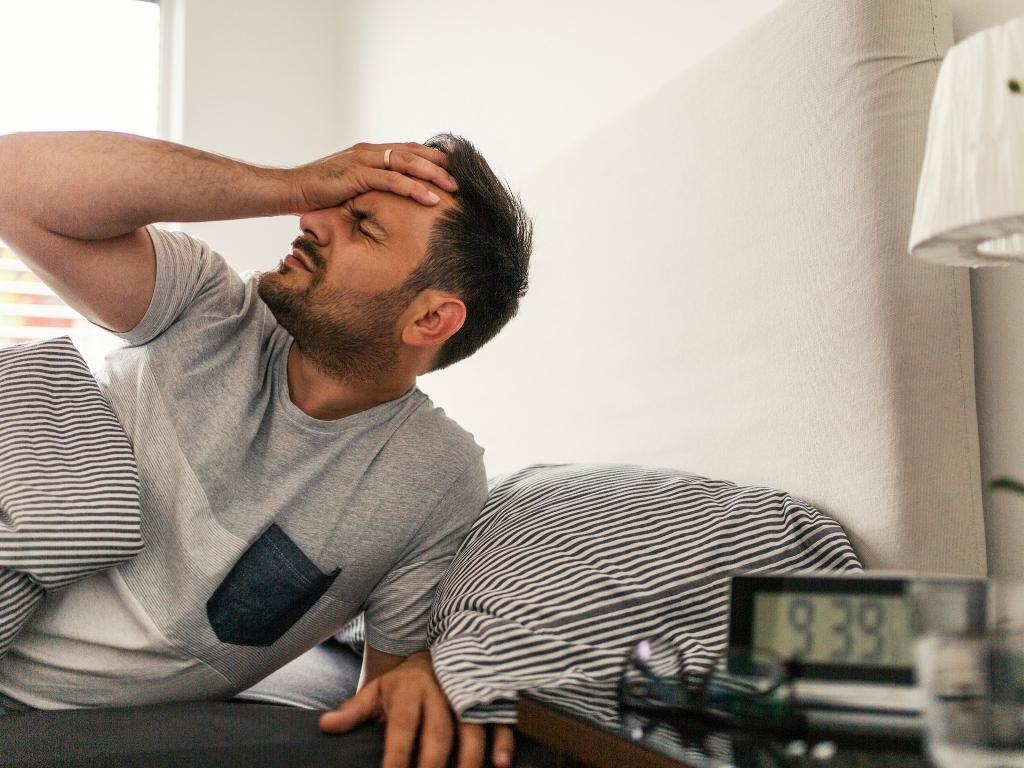 Migren nedir? Migren atağı nedir? Migren çeşitleri? Migren belirtileri nelerdir? Migren göze başa vurur mu? Migren neden olur? Migren ağrısı nasıldır? Migrene ne iyi gelir? Migrene ne iyi gelmez? Geçmeyen migren ağrısına ne iyi gelir?