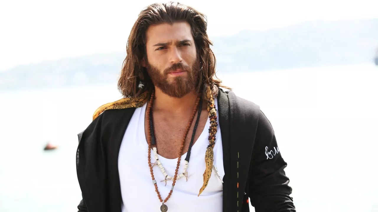 Can Yaman'ın bu sefer kasları değil bakın neresi dikkat çekti...