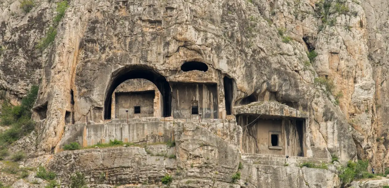 Kral Kaya Mezarları - Antik Mısır'ın Gizemli Anıtları
