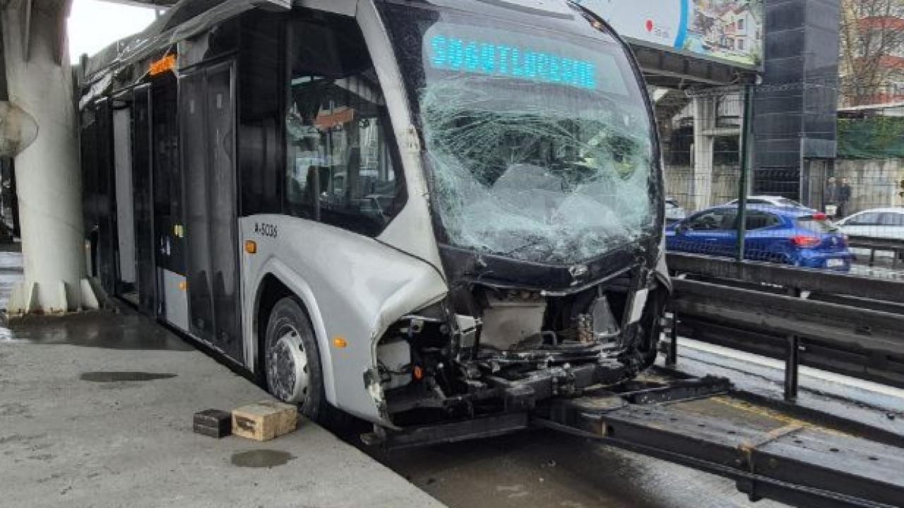 Avcılar'da metrobüs kazası meydana geldi! 21 yaralı var