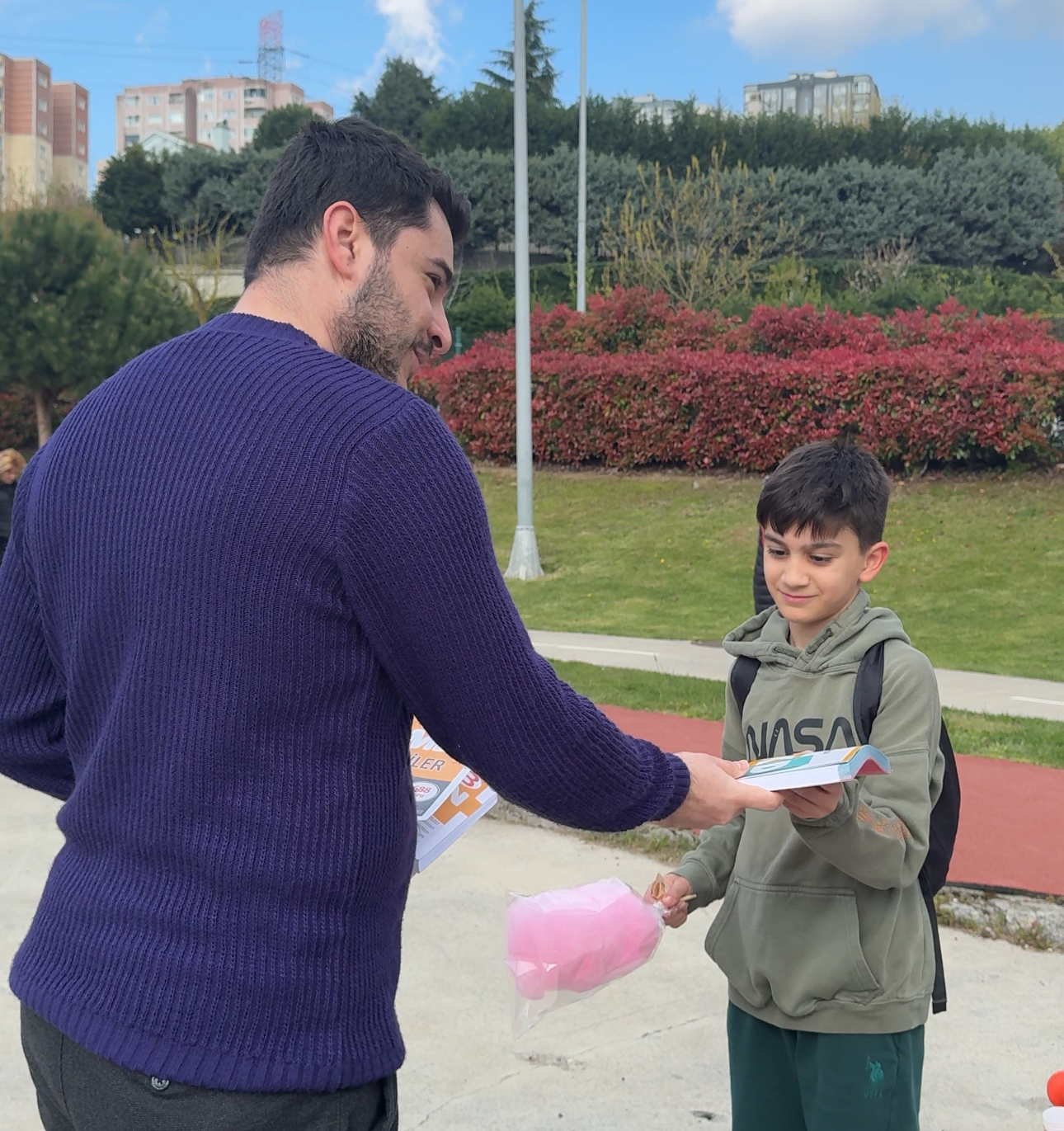 Öğrenci Kürsüsü Sokak Sokak Gezip Ücretsiz Kitap Dağıtıyor