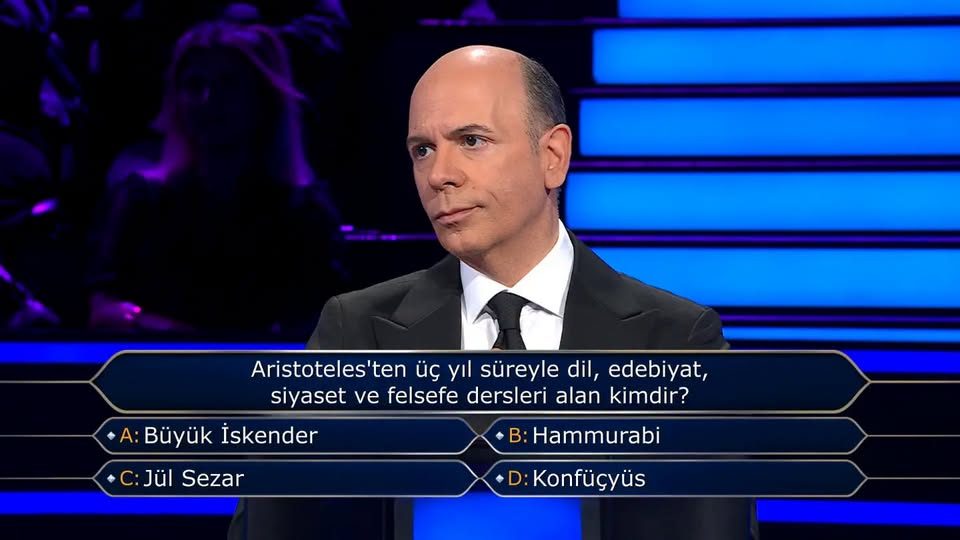 Aristoteles'ten üç yıl süreyle dil, edebiyat, siyaset ve felsefe dersleri alan kimdir?